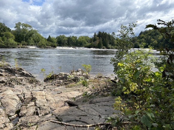 Vue des cascades et du rivage rocheux sur le terrain du camping à vendre proche de Mont-Tremblant.
