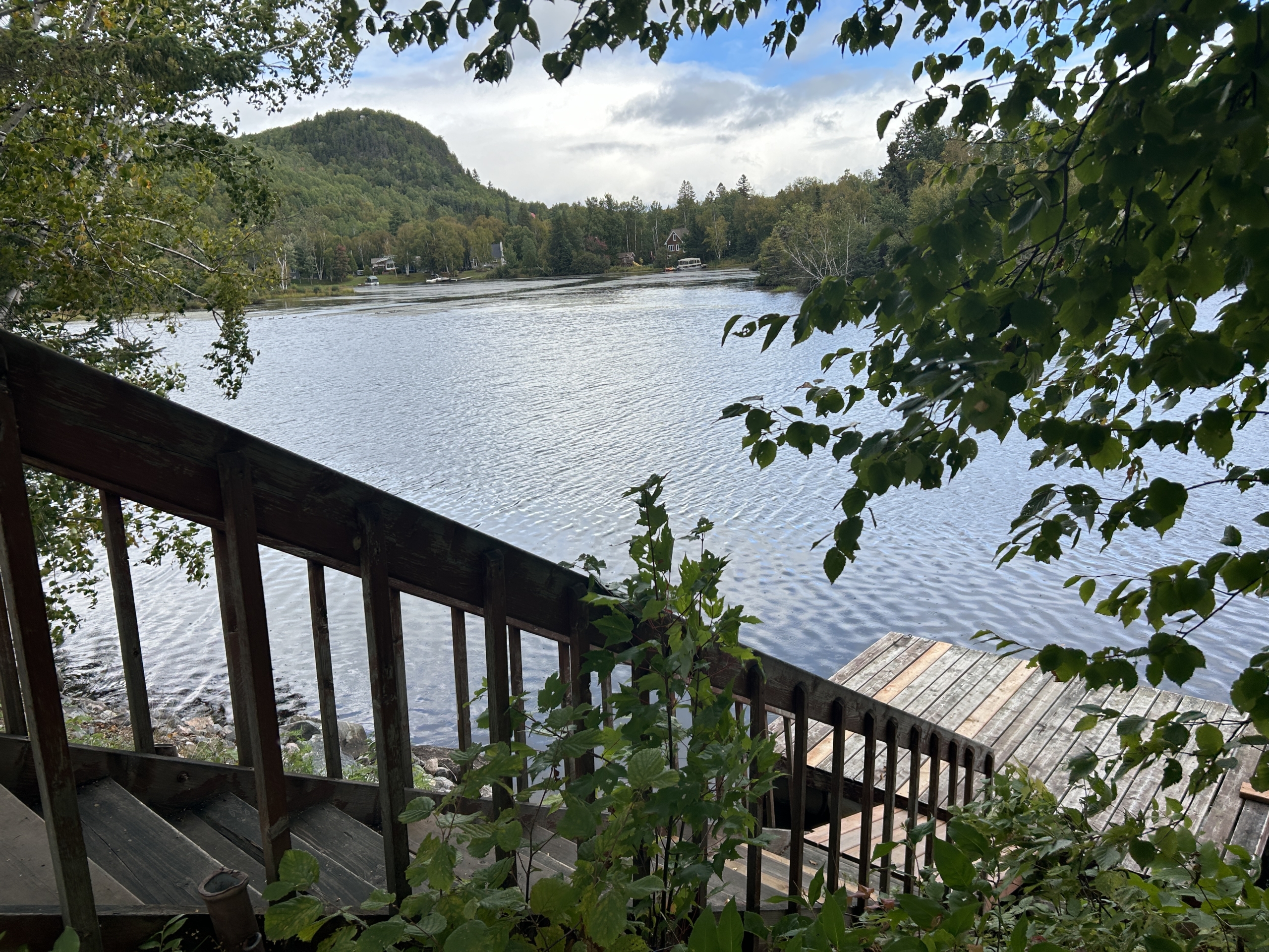 Accès au lac par un escalier en bois et un quai dans un camping à vendre.