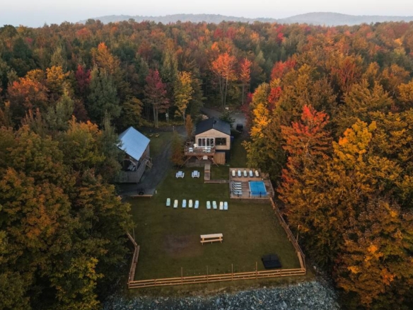 Piscine chauffée, deck en bois, vue panoramique sur un glamping à vendre dans les Cantons-de-l'Est.