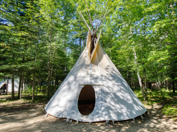 Tipi de glamping sur un site boisé de camping à vendre dans les Laurentides, près de Mont-Tremblant. Idéal pour les clients qui recherchent une expérience de camping unique