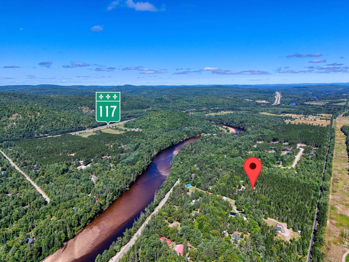 Vue aérienne d'un camping à vendre dans les Laurentides, à proximité de la Rivière Rouge et de la route 117, près de Mont-Tremblant