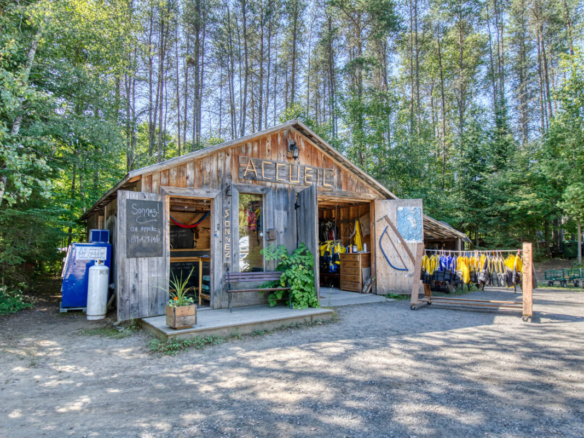 Bâtiment d'accueil rustique d'un camping à vendre dans les Laurentides, près de Mont-Tremblant, avec équipements de location