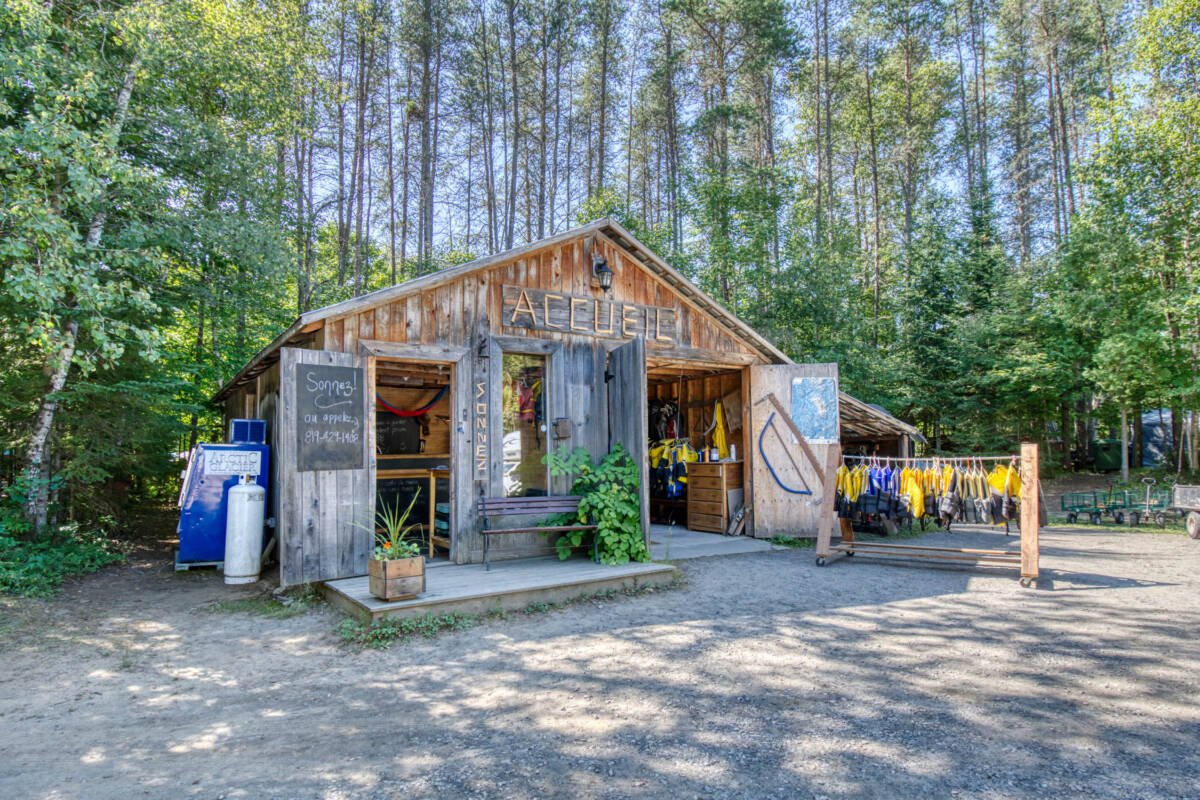 Bâtiment d'accueil rustique d'un camping à vendre dans les Laurentides, près de Mont-Tremblant, avec équipements de location