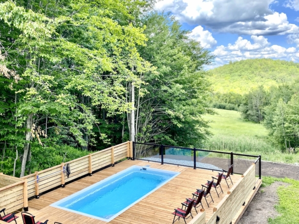 Piscine chauffée, deck en bois, vue panoramique sur un glamping à vendre dans les Cantons-de-l'Est.