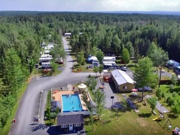 Vue aérienne Camping Chaudière-Appalaches, piscine, roulottes, gestion simplifiée, camping à vendre