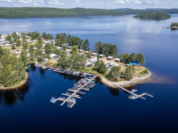 Camping à vendre Outaouais, Réservoir Baskatong, vue aérienne marina et chalets bord de l'eau.