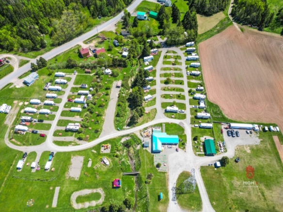 Vue aérienne d'un camping à vendre en Gaspésie avec 62 sites aménagés, infrastructures modernes et proximité de la mer.