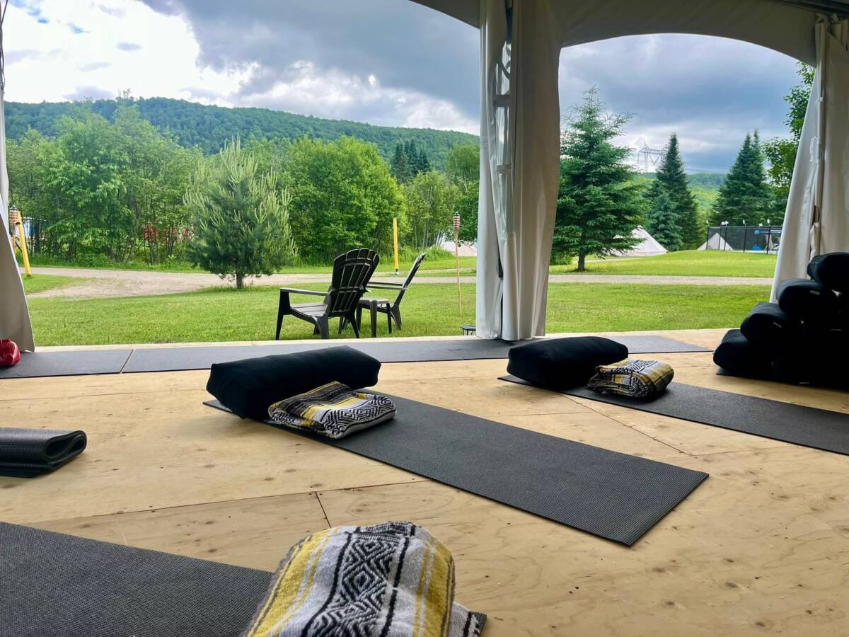 Espace Yoga et Méditation du Domaine à Vendre – Mont-Tremblant Espace de yoga et méditation sous chapiteau avec vue sur la nature, dans un centre de ressourcement à vendre près de Mont-Tremblant.