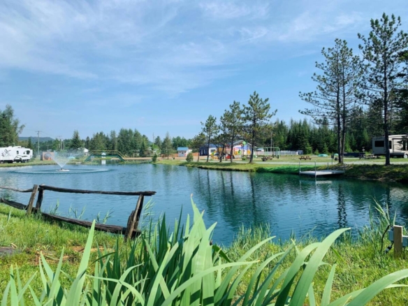 lac avec jeu d'enfants au fond