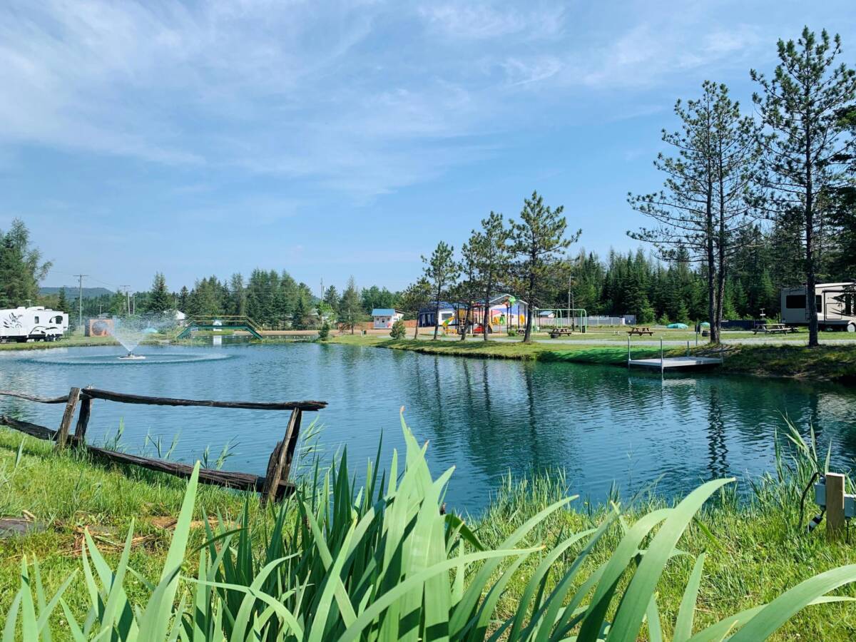 lac avec jeu d'enfants au fond